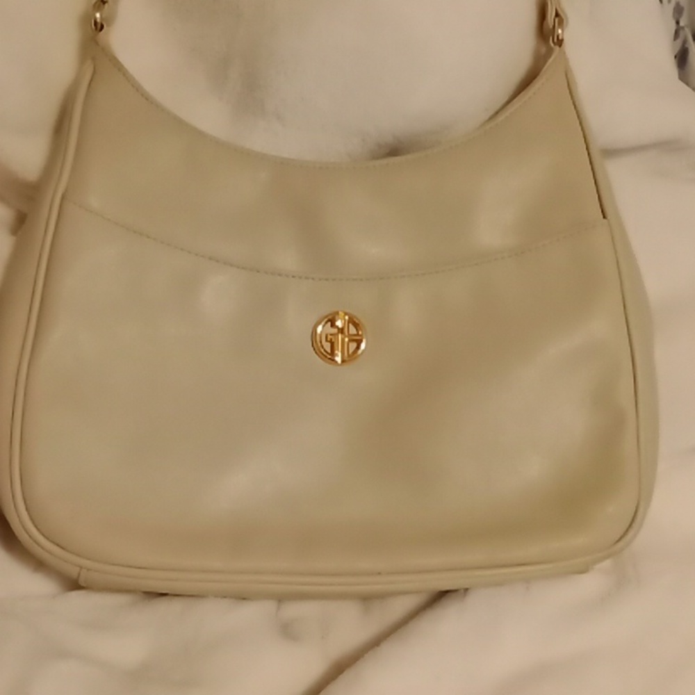 Giani Berini 💯 Genuine Leather Gold emblem, cream purse with four pockets.